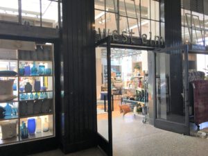 旧郵便局を利用したインテリア店・west elm at old U.S.Post Office